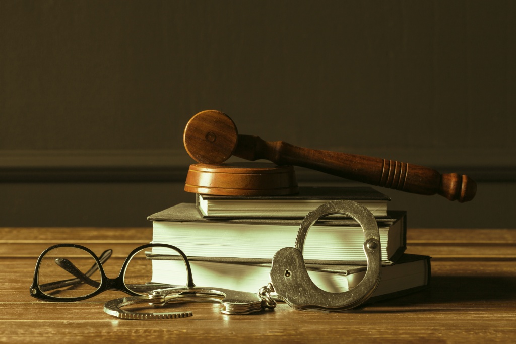 gavel-with-books-old-wooden-desk.jpg наручники