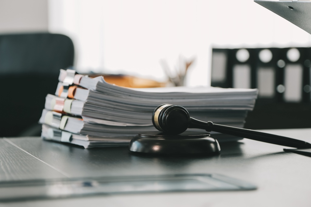business-lawyers-discussing-contract-papers-with-brass-scale-desk-office-law-legal-services-advice-justice-law-concept-picture-with-film-grain-effect.jpg бумаги