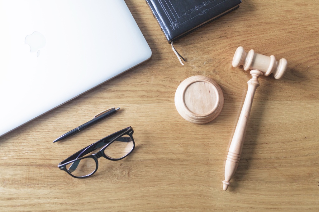 high-angle-view-laptop-spectacles-gavel-pen-wooden-background-wooden-desk.jpg очки