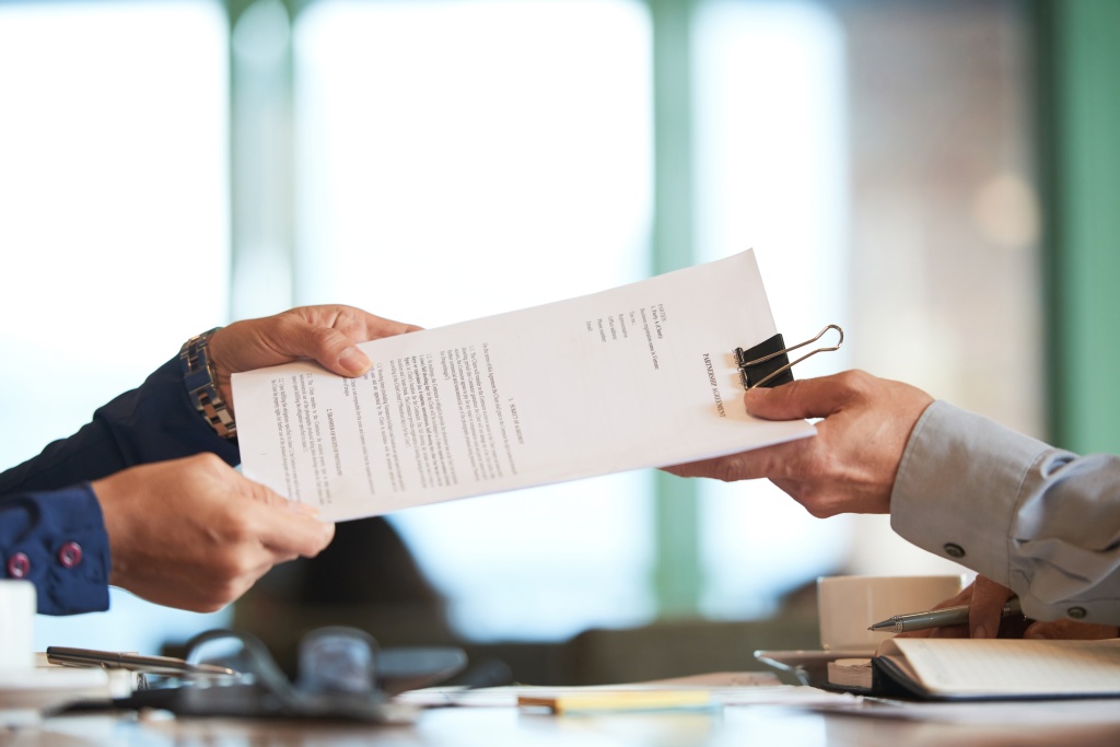 closeup-hands-passing-contract-unrecognizable-businessman.jpg документы